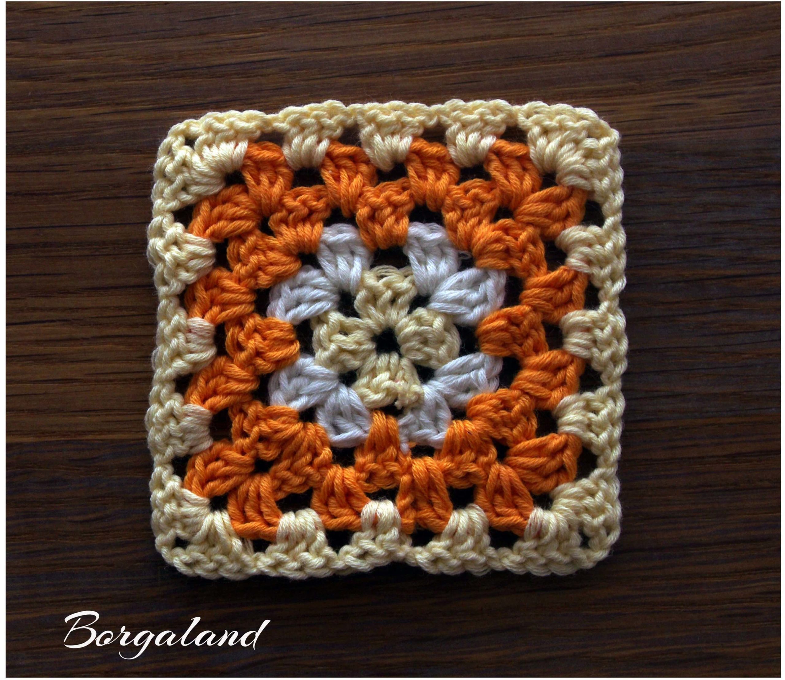 Dreifarbiges gehäkeltes Granny Square in Beige, Orange und Weiß – klassisches Herbstmuster