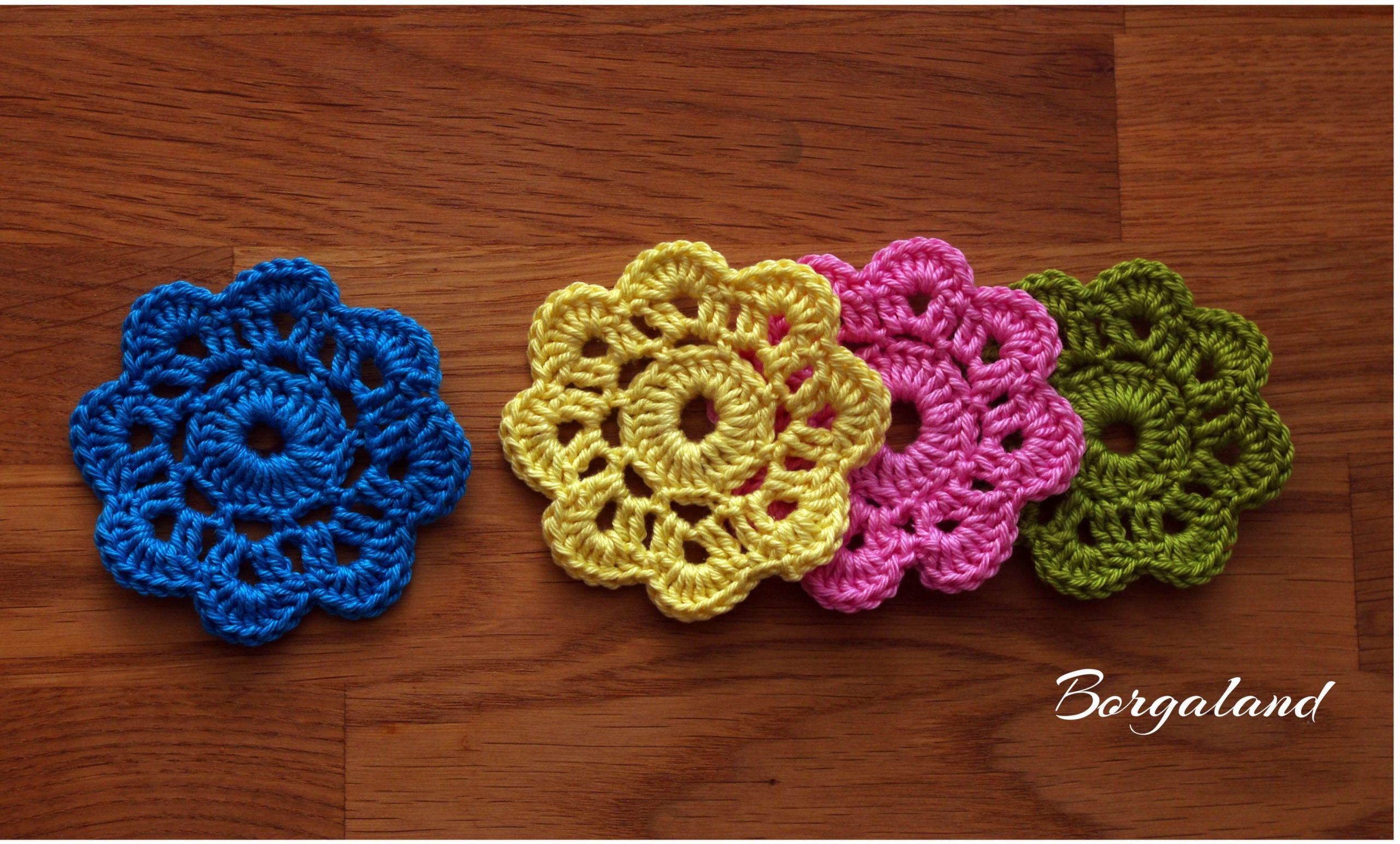 Vier gehäkelte Rosentanz-Granny Squares in verschiedenen Farben – romantisches Blumenmuster