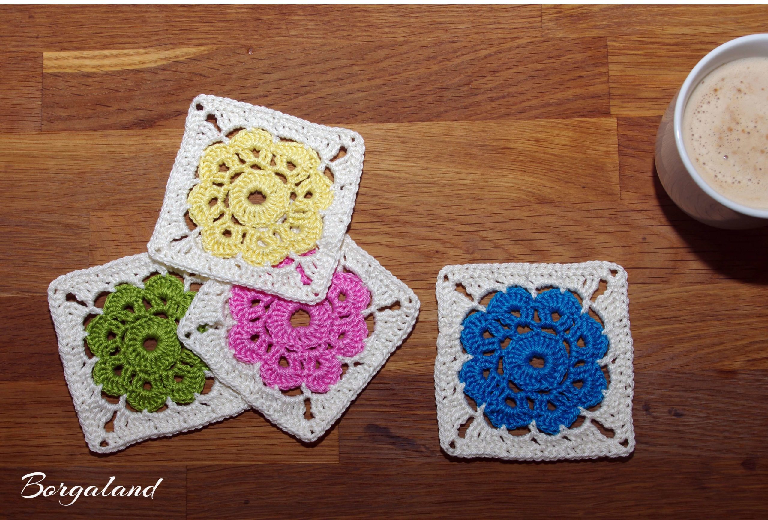 Vier gehäkelte Rosentanz-Granny Squares in Pastell- und Kontrastfarben – Frühlingsprojekt mit Häkelblume