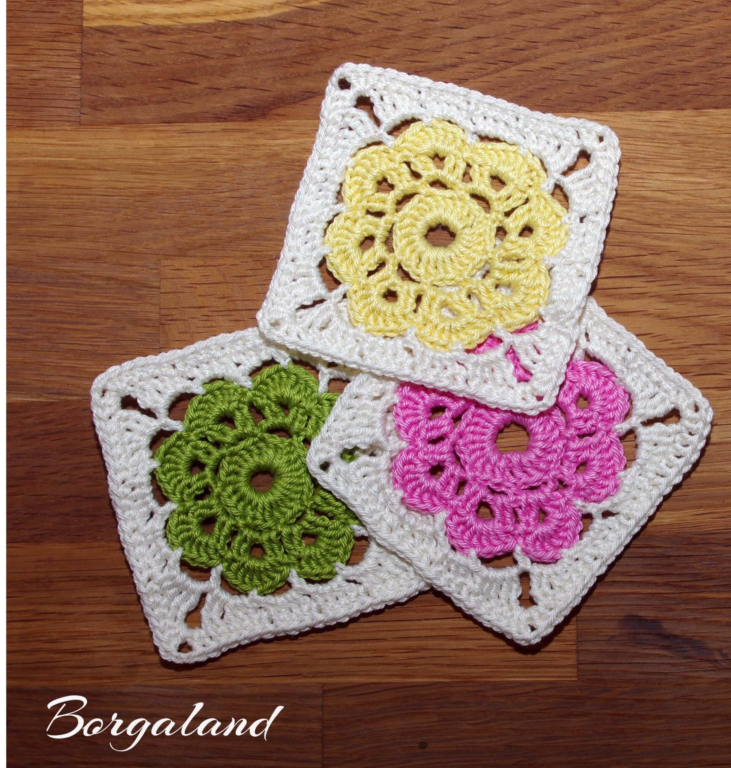 Drei gehäkelte Rosentanz-Granny Squares in Gelb, Grün und Rosa – romantische Blumenquadrate mit weißem Rand