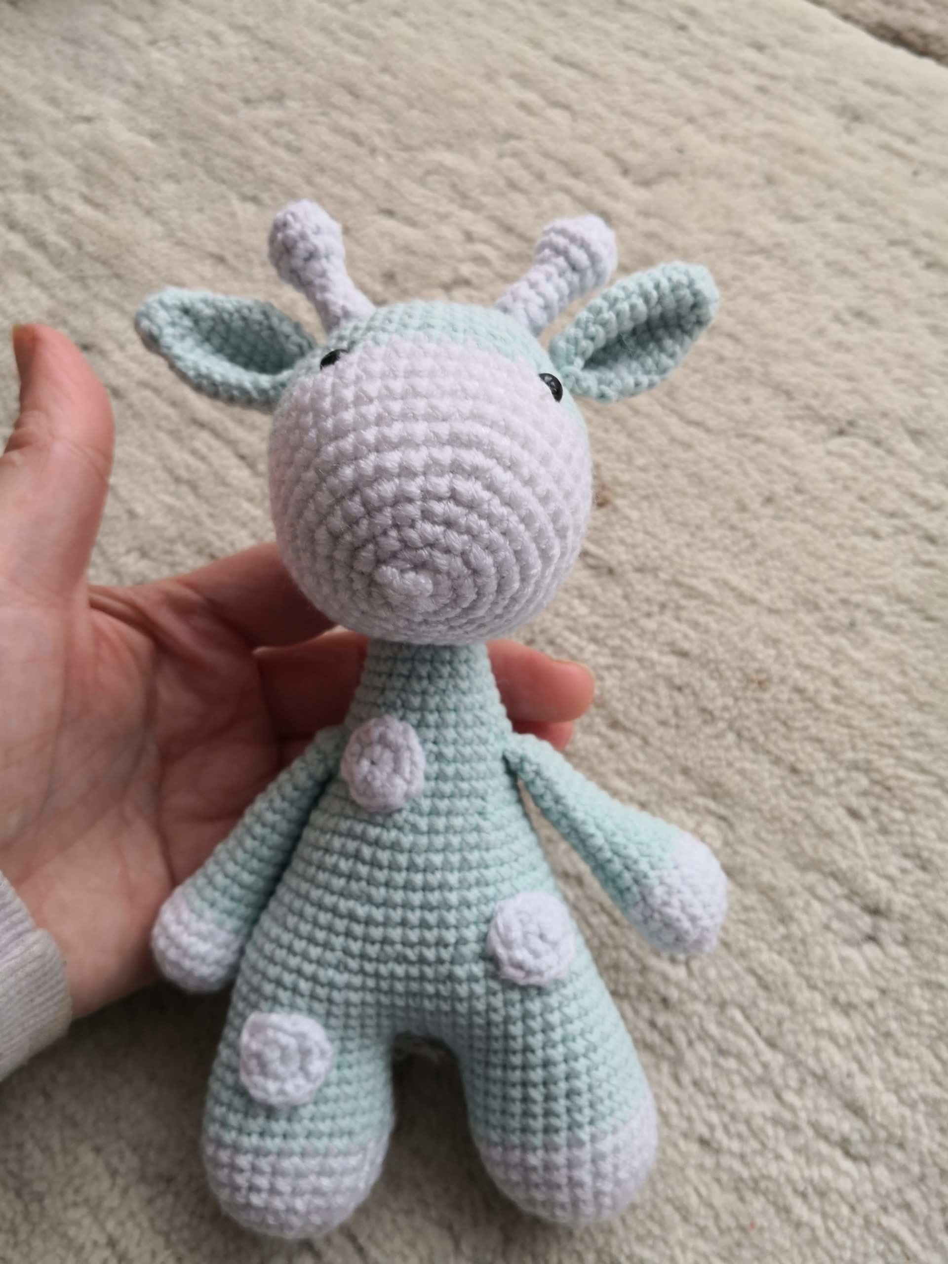 Gehäkelte Giraffe namens Poppy – niedliches Amigurumi aus Baumwollgarn in Pastellfarben