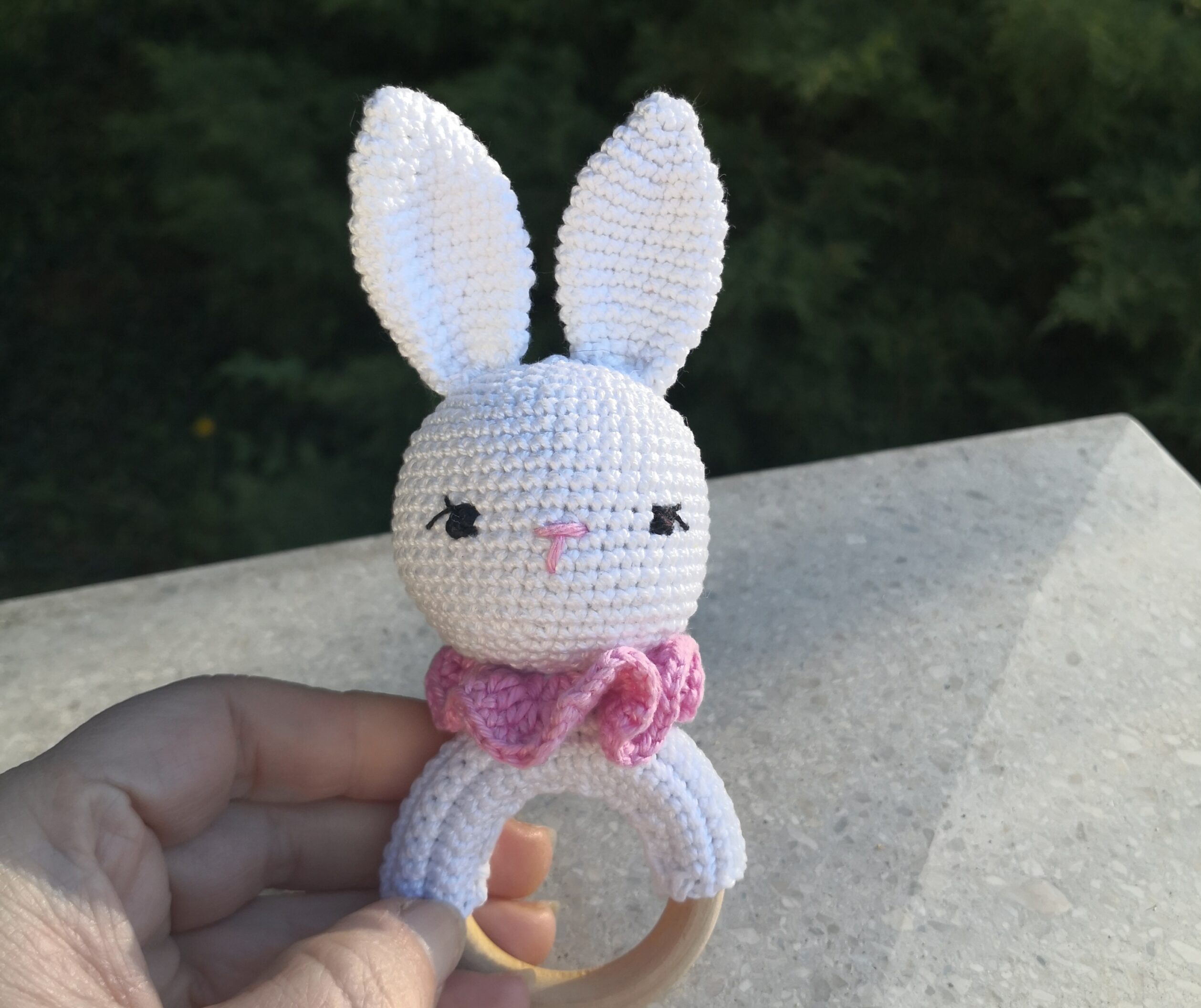 Amigurumi Hase Greifling häkeln – rosa Version für Mädchen