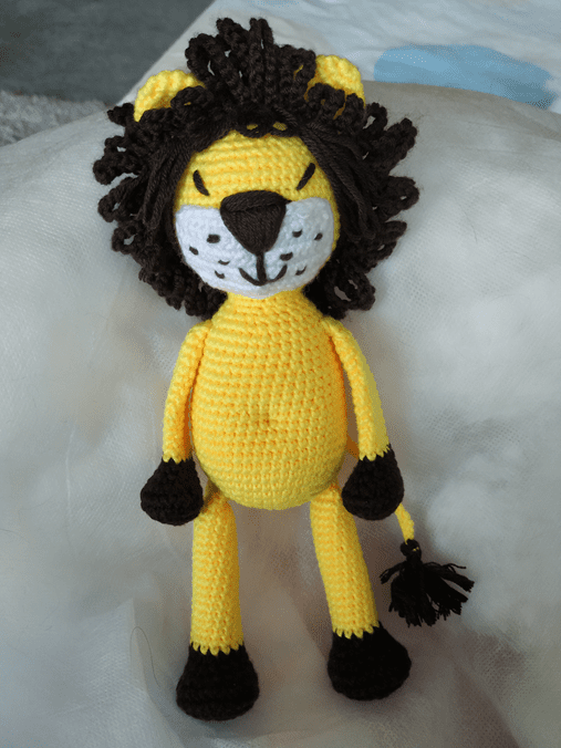Zwei gehäkelte Amigurumi Schildkröten – eine in Grün-Braun und eine in Blau-Türkis