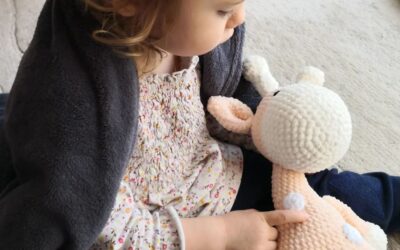 Tierfiguren häkeln – Entdecke alle Anleitungen auf einen Blick! – Gratis Häkelmuster bei Borgaland Gehäkelte Giraffe Poppy – einfaches Häkelprojekt für Anfänger