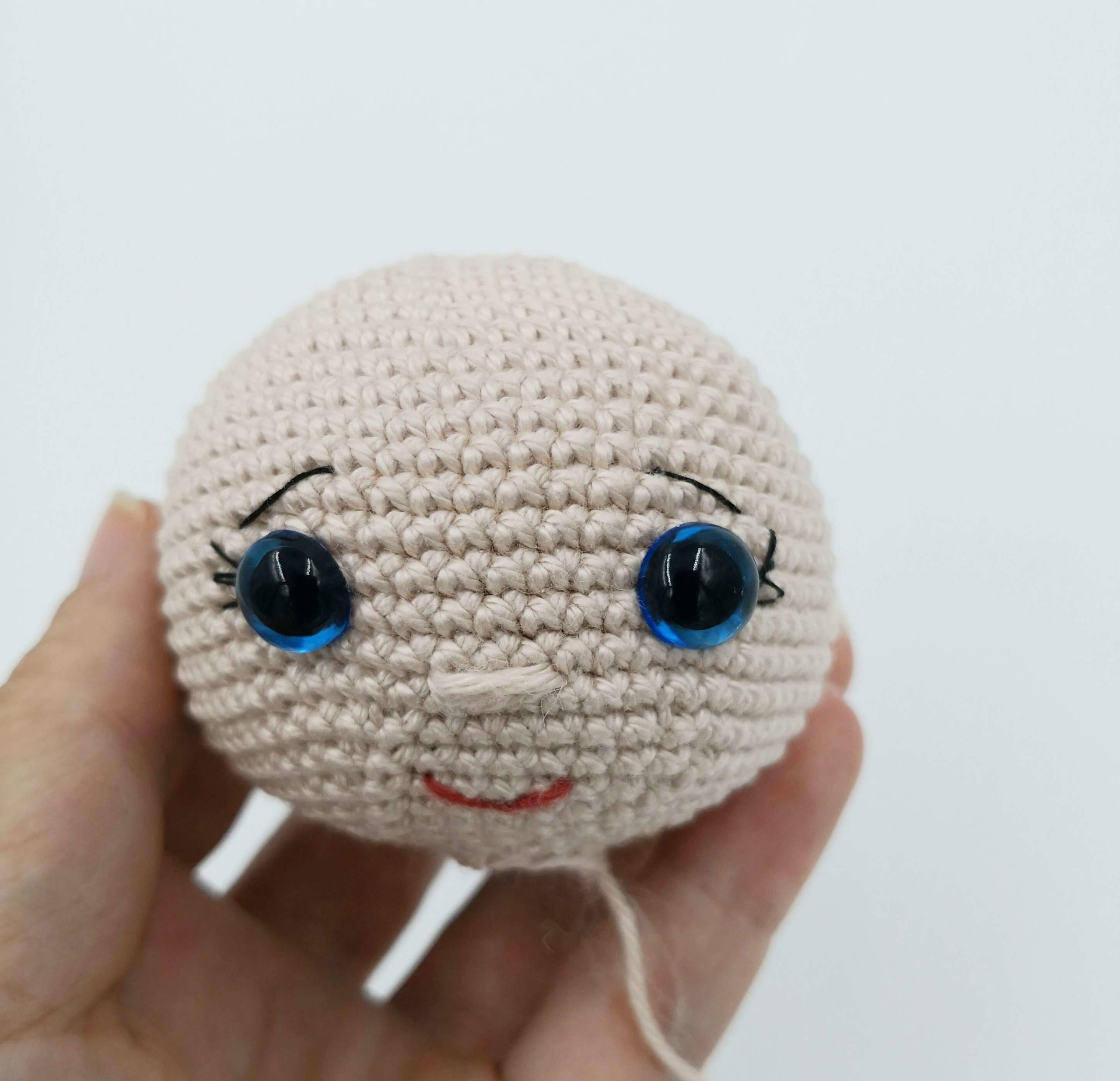 Gehäkelter Puppenkopf mit Sicherheitsaugen – Arbeitsschritt beim Amigurumi Puppe häkeln