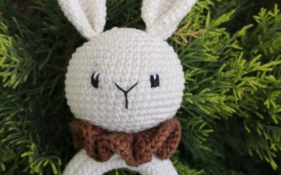 Tierfiguren häkeln – Entdecke alle Anleitungen auf einen Blick! – Gratis Häkelmuster bei Borgaland Amigurumi Hase Greifling häkeln – niedliche DIY-Idee für Babys