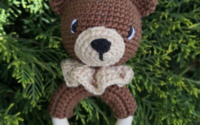 Tierfiguren häkeln – Entdecke alle Anleitungen auf einen Blick! – Gratis Häkelmuster bei Borgaland 🧸 Amigurumi Bär Greifling häkeln – süßes DIY-Geschenk fürs Baby