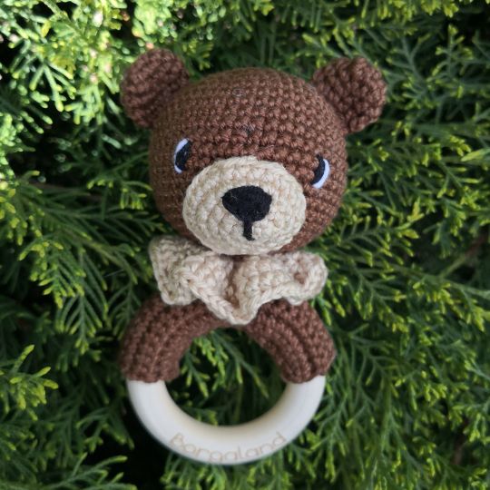 Häkel-Babyrassel in Bärenform mit Holzring, handgemacht in Braun