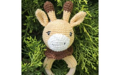 Tierfiguren häkeln – Entdecke alle Anleitungen auf einen Blick! – Gratis Häkelmuster bei Borgaland Amigurumi Giraffe Greifling häkeln – niedliche DIY-Idee für Babys