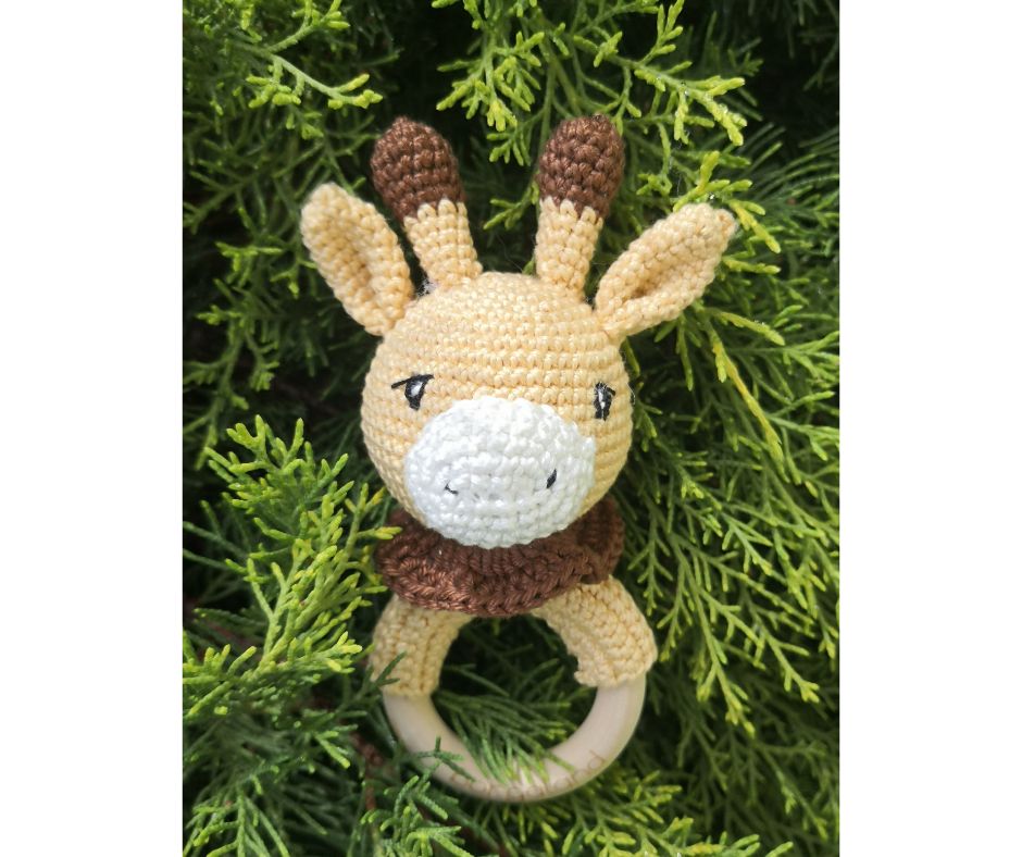 Greifling Giraffe häkeln – süßes DIY-Babyspielzeug aus Baumwolle