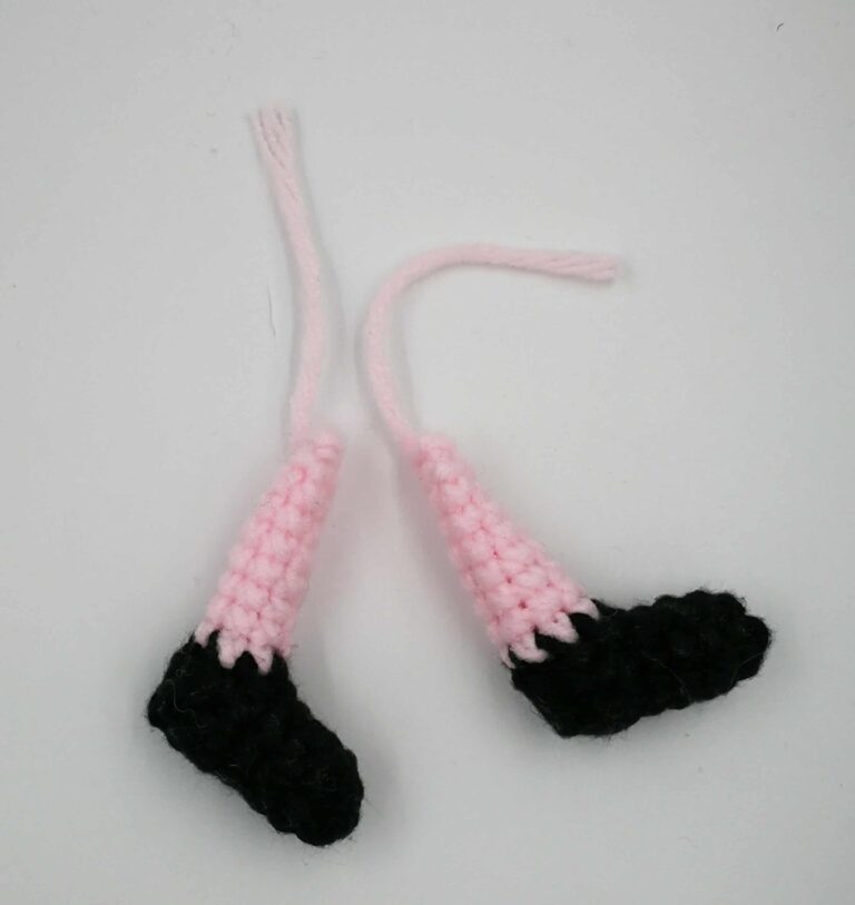 Die beiden Beine mit schwarzen Schuhen.