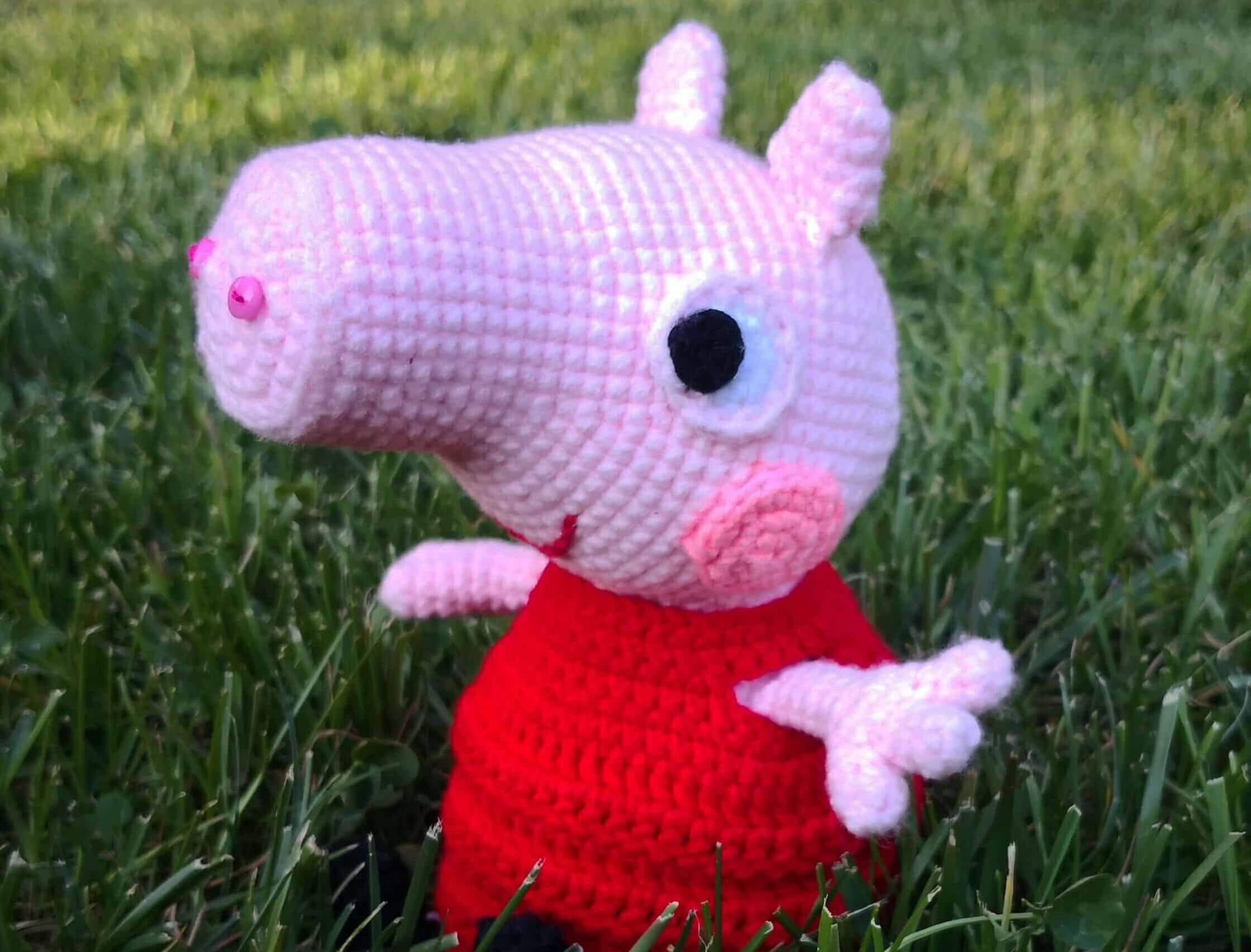 Gehäkelte Peppa-Wutz-Figur mit angenähten Nasenlöchern – Nahaufnahme im Garten