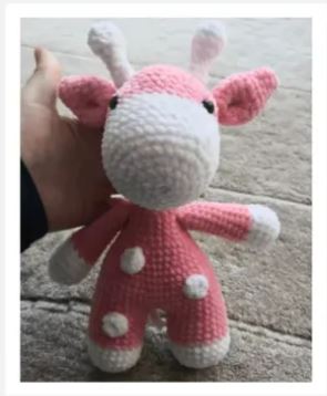 Rosa gehäkelte Giraffe Poppy aus Chenillegarn – weiches Amigurumi für Babys