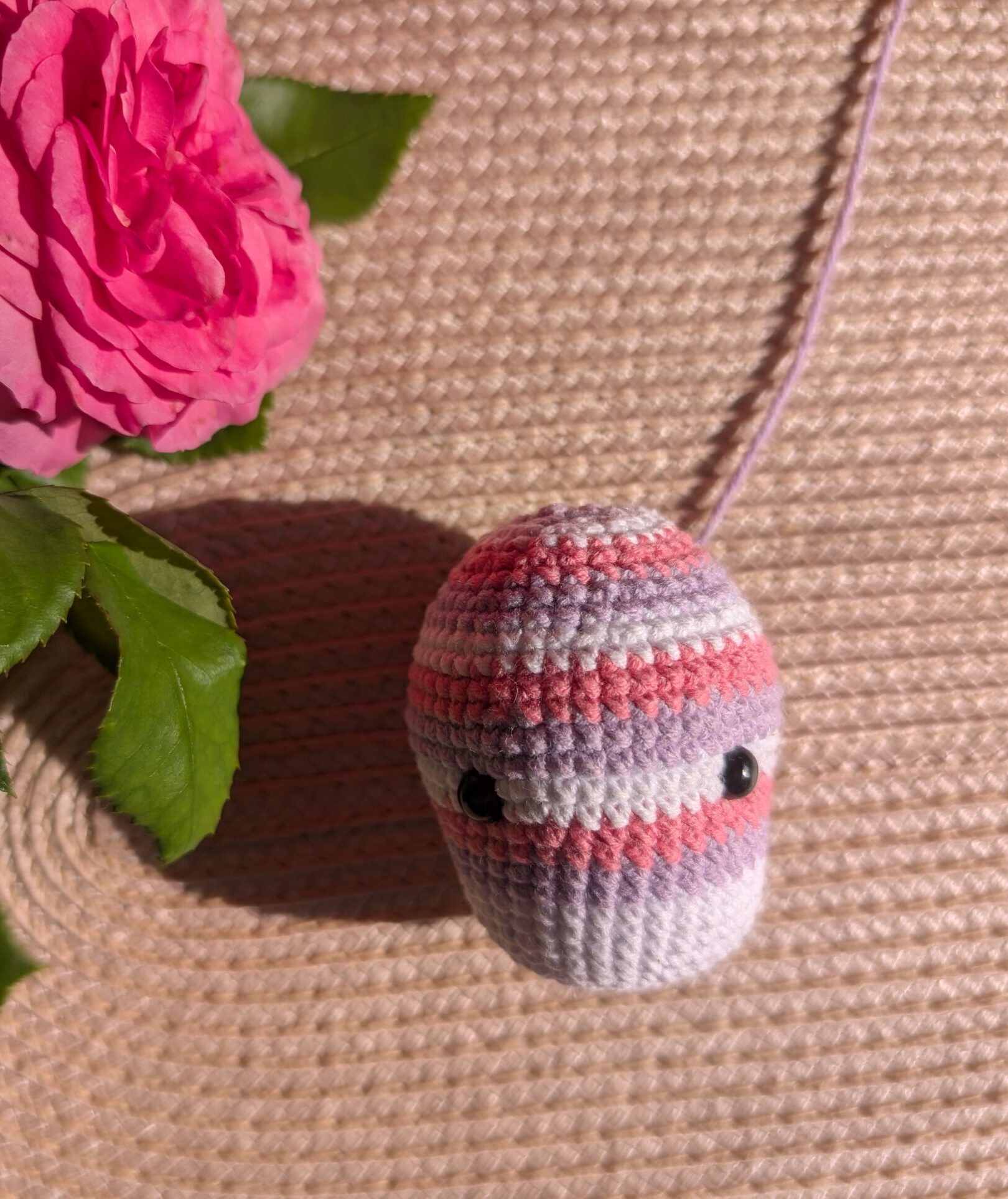 Kuschelige, gehäkelte Giraffe mit rosa, lila und weißen Streifen – handgemachtes Amigurumi für Kinder.