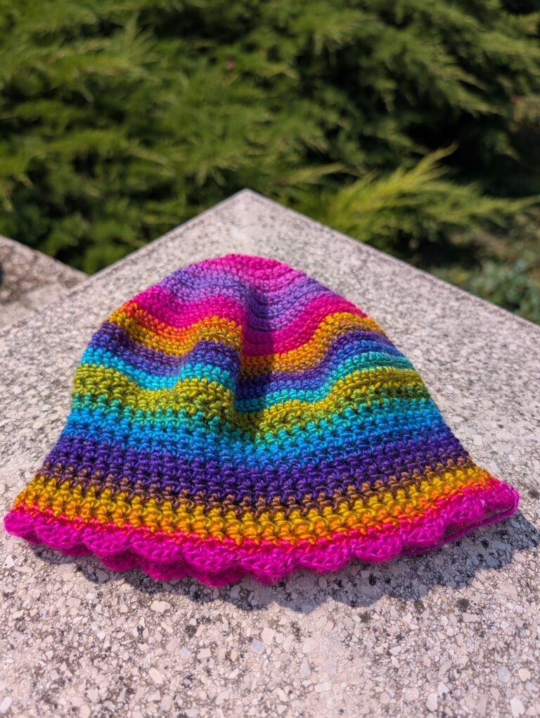 Bunte gehäkelte Regenbogen-Mütze mit Lochmuster