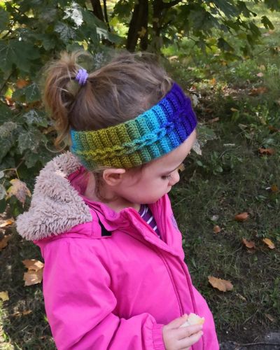 Regenbogen-Stirnband häkeln für Kinder – elastische Rippe, bequem am Kopf.