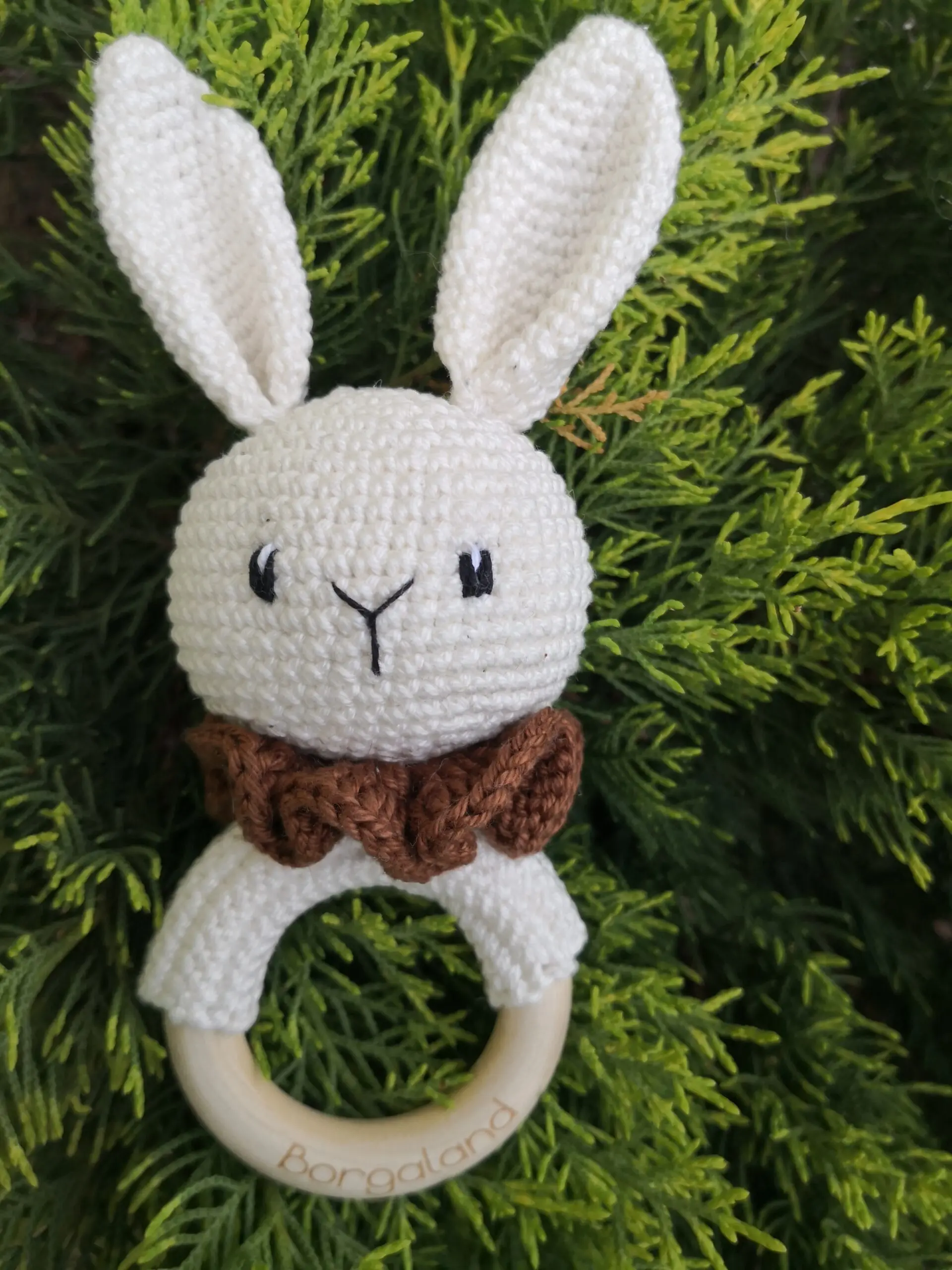 Gehäkelter Hase-Greifling mit Holzring