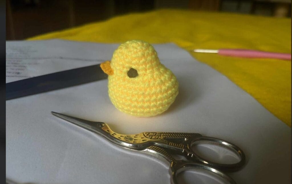Kleiner gelber gehäkelter Amigurumi-Vogel