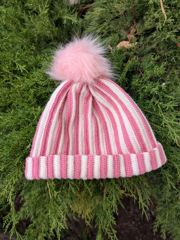 Rosa-weiße gerippte Häkelmütze mit Pompon – Borgaland